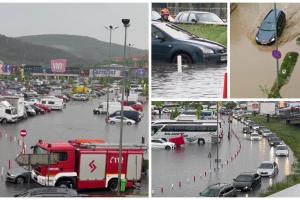 "A fost rupere de nori". O ploaie torențială a făcut prăpăd în Cluj. Parcarea unui mall a devenit bazin de înot