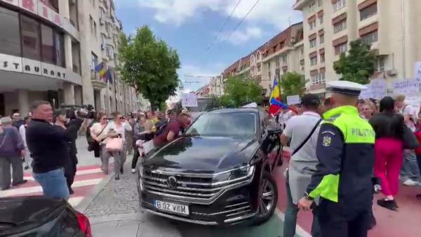 Greva profesorilor. Maşina Prefecturii din Cluj, atacată de dascălii furioşi care au ieşit să protesteze. Incidente şi la Buzău