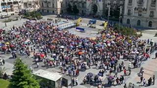 Greva profesorilor. Protestatarii din Craiova au ieşit în stradă şi au cântat "O lume minunată", melodia cu care Iohannis a fost primit joi la Sibiu