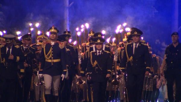 Ziua Eroilor 2023. Retragerea cu torțe, ceremonie cu tradiţie: Militarii au mărșăluit pe străzile Bucureştiului, în memoria celor căzuţi la datorie