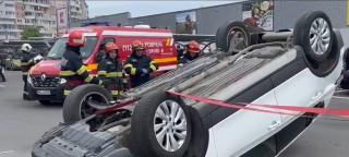 Accident grav în parcarea unui mall din Constanţa. Doi şoferi mult prea grăbiţi nu au reuşit să evite impactul