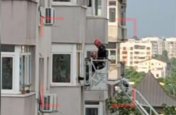 Două fetițe, salvate de la etajul 5 al unui bloc din București. Rudele le-ar fi închis în casă cu bunica imobilizată la pat. Ce explicații le-au dat pompierilor