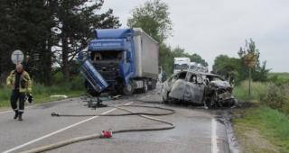 Moarte cumplită pentru doi români, în Bulgaria: au ars de vii în propria maşină după ce s-au lovit frontal de un TIR. Şoferul mastodontului, tot român