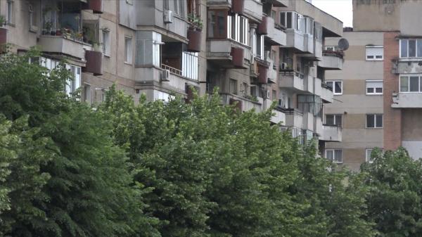 O fată de 17 ani a căzut în gol, de la etajul unui bloc din Hunedoara. Adolescenta ar fi încercat să își pună capăt zilelor