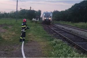 Panică la bordul unui tren pe ruta Piteşti - Pârvu Roşu. 60 de persoane, evacuate după ce motorul locomotivei a luat foc
