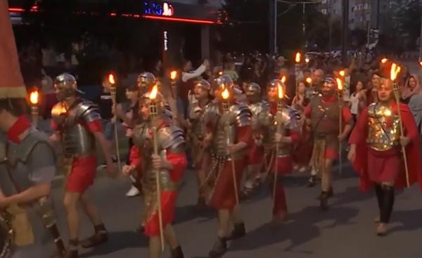 Soldaţii daci şi romani, nimfele şi gladiatorii, paradă desprinsă parcă din cărţile de istorie, pe străzile din Buzău