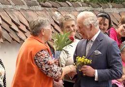 Regele Charles a ajuns în Valea Zălanului. Localnicii, entuziasmaţi: "I-am dat flori şi întotdeauna mi-a dat pupici". Prima reacţie a suveranului britanic
