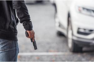 Răzbunare pentru un loc de parcare. Un tânăr de 19 ani și-a împușcat vecinul cu un pistol cu bile, pe o alee din Reşiţa. Bărbatul de 55 de ani,  rănit în abdomen