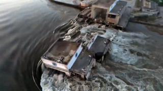 Risc de dezastru ecologic în Marea Neagră, după ce barajul de pe Nipru a fost aruncat în aer. Sute de tone de ulei industrial s-au deversat