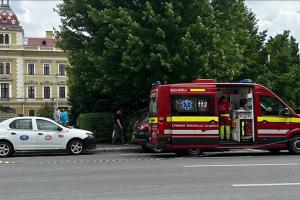 Două fete de 6 şi 14 ani, lovite de maşină, după ce au trecut strada printr-un loc nepermis, în Cluj-Napoca