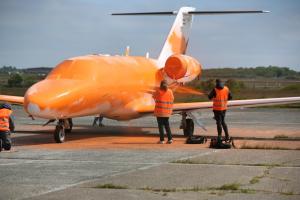 Avionul unui om de afaceri din Germania, vopsit în portocaliu de activiștii de mediu: "Luxul vostru, seceta noastră"