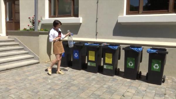 Iniţiativă "verde" la Iaşi: 5 muzee oferă intrare gratuită pentru cei care aduc materiale reciclabile. De câte pet-uri e nevoie pentru un bilet