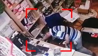 Un bărbat din Târgovişte a furat două telefoane şi 300 de lei dintr-un magazin. Nu l-a văzut nimeni, cu excepţia camerelor de supraveghere