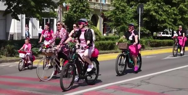 O sută de femei au pedalat în fuste 10 km la Festivalul Skirt Bike, din Odorheiu Secuiesc. Cele mai colorate ţinute şi biciclete, premiate