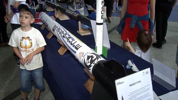 Copiii, fascinaţi de rachetele expuse la SpaceFest: "Am văzut costumul domnului Prunariu. Vreau să mă fac astronaut". Cum arată primele rachete 100% româneşti
