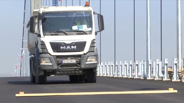 Au început testele dinamice pe cel mai mare pod suspendat din România. Două camioane încărcate au circulat cu o viteză de peste 80 km/oră
