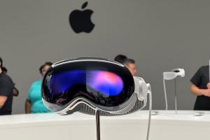 Apple a prezentat prima cască de realitate augmentată, Apple Vision Pro. Ce funcţionalităţi are şi cât costă