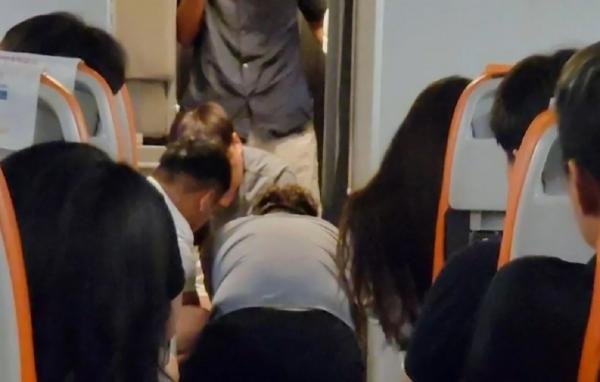 Teroare la bordul unui avion, după ce un adolescent din Coreea de Sud a încercat să deschidă uşa în zbor. Cum a motivat gestul nebunesc