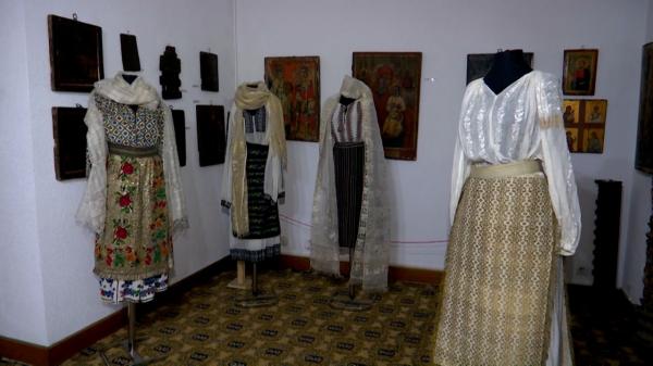 Costume populare cu poveşti fascinante, admirate de pasionaţi la Târgu Jiu. Piesele de rezistenţă ale expoziţiei