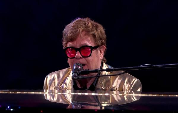 Elton John, omagiu adus lui George Michael, în ultimul său concert în Regatul Unit. Spectacolul s-a încheiat cu un foc de artificii