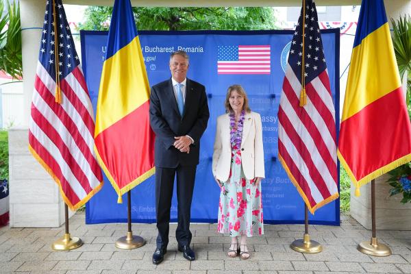 Klaus Iohannis, la recepţia de la Ambasada americană: SUA şi România au acţionat şi continuă să acţioneze în sprijinul Ucrainei