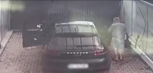 Şoferul unei maşini de lux a furat un mop şi o găleată dintr-o spălătorie cu fise din Braşov. Momentul hilar, surprins de camere