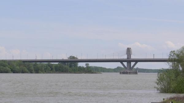 Maşinile grele nu mai pot traversa Dunărea pe bacul dintre Galaţi şi Tulcea. Nivelul apei riscă să scadă sub 3 metri