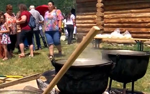 "Vedeta" unui festival culinar din Cheile Olteţului. Turiştii s-au înghesuit să guste dintr-un preparat specific ciobanilor din zonă