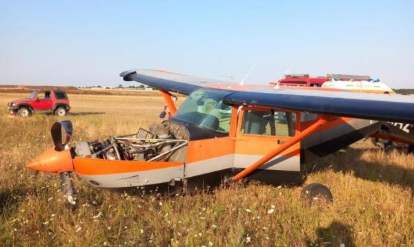 Aterizare forţată pe aeroportul din Tuzla: în avionul civil se aflau pilotul şi 6 paraşutişti. Două persoane, transportate la spital