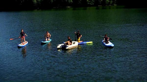 50 de voluntari au curăţat lacul Firiza din Maramureş, îmbarcaţi în caiace. Acţiunea de ecologizare, ajunsă la a treia ediţie