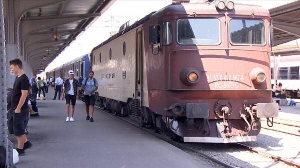 Întârziere de peste 6 ore pentru un tren pe ruta Piteşti - Bucureşti. Călătorii, ţinuţi fără aer condiţionat în plină caniculă