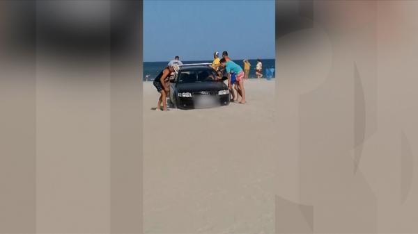 Momentul în care un şofer a rămas blocat în nisip la Eforie: A intrat cu maşina pe plajă. Ce amendă riscă
