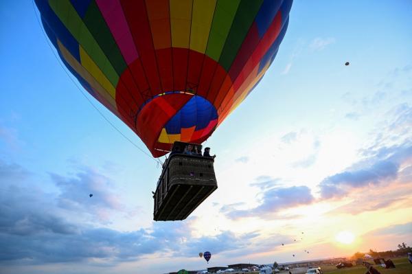 Cel mai mare festival de baloane cu aer cald are loc într-un orăşel din Franţa. Sunt aşteptaţi peste 500.000 de spectatori