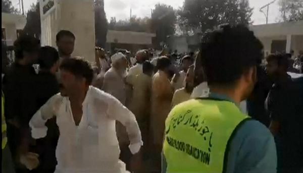 Zeci de morți și aproape 200 de răniți, după un atentat sinucigaș în Pakistan. Bomba a fost detonată în timpul unui miting, aproape de graniţa cu Afganistan