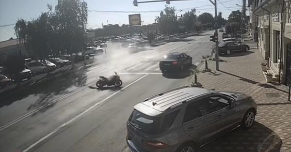 Imagini cumplite în Lugoj. O maşină a spulberat două motociclete: 4 persoane au ajuns la spital cu răni grave
