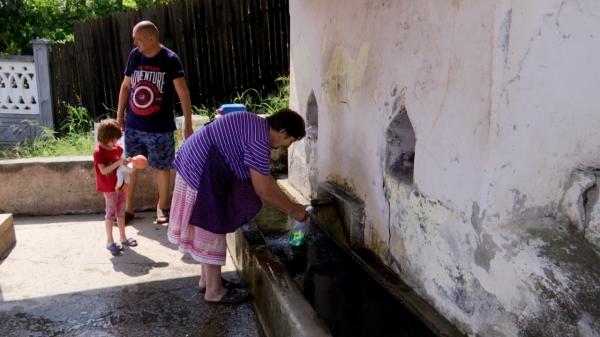 Comuna din Dolj care primeşte apă cu porţia, 6 ore pe zi, plină de amoniu. Oamenii riscă să se îmbolnăvească, bând apă din fântâni