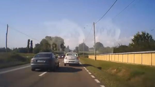 Șoferul unui Audi, depășire criminală pe drumul Piatra Neamț – Girov. O cameră de bord a filmat manevra inconștientă