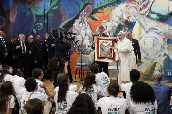 Papa Francisc a trasat ultima tuşă pentru o pictură murală de 3 km, în Lisabona. Elevi din Africa au putut să-l privească în timp real