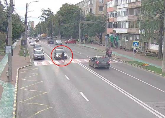 Femeie de 71 de ani, spulberată pe o trecere din Suceava de un şofer vitezoman. Momentul accidentului, surprins pe camere