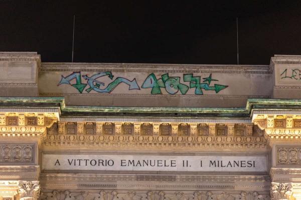 Italia fierbe de indignare. Arcul de la intrarea în Galleria Vittorio Emanuele a fost vandalizat cu graffiti