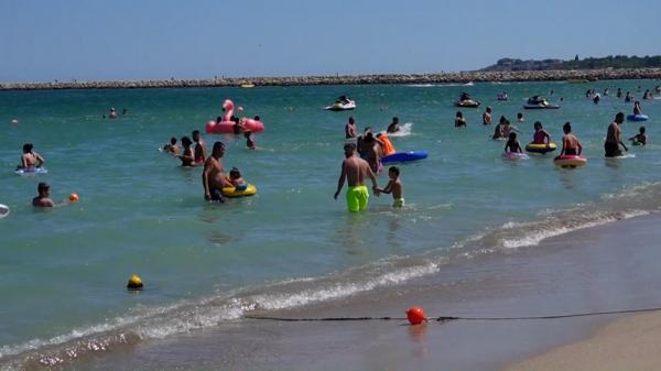 Când se încălzeşte apa mării. Peste 200.000 de turişti vor să petreacă pe litoral vacanţa de Sfânta Maria