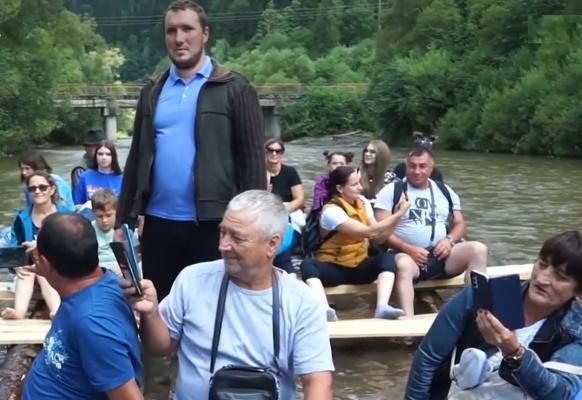 Experienţă unică în România: Cu pluta pe Bistriţa Aurie