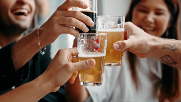 Alcoolul îngraşă: între mit şi realitate. După câte pahare de băutură se văd efectele asupra siluetei