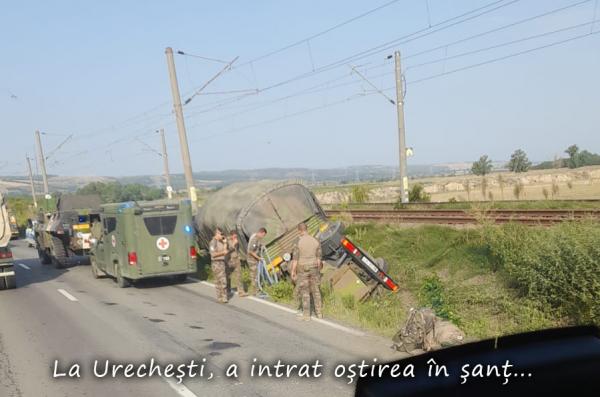 "La Urechești a intrat oştirea în şanţ!" Două vehicule NATO s-au ciocnit în Bacău. Un convoi de 250 de soldaţi şi 65 de maşini a traversat ţara