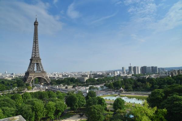 Un turist a sărit cu paraşuta din vârful turnului Eiffel. A fost întâmpinat de poliţie la aterizare şi arestat