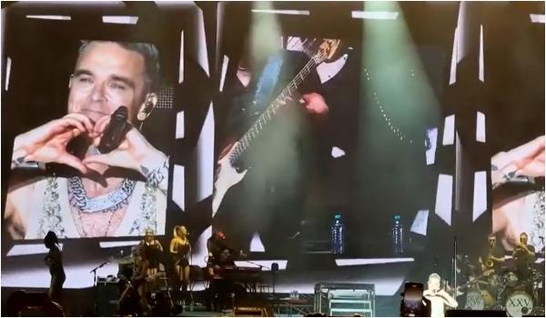 20.000 de fani au cântat la unison cu Robbie Williams la festivalul Summer in the City. Artistul britanic a făcut show la Romexpo