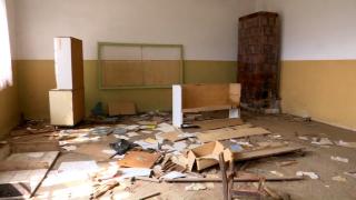 Şcolile din Gorj, devenite gropi de gunoi, după ce au fost închise din lipsă de elevi. În ce doresc autorităţile să le transforme