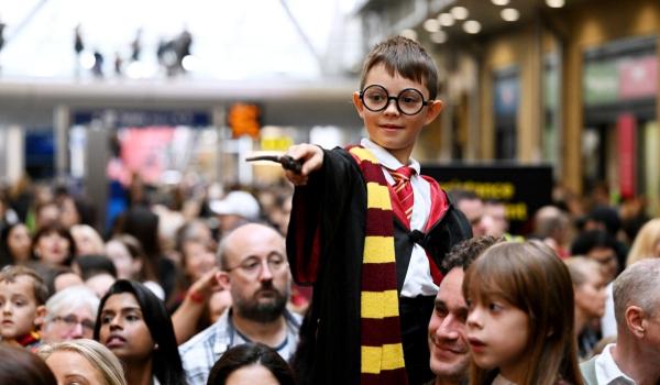 "Expresul de Hogwarts, gata de plecare". Sute de fani Harry Potter au sărbători în King's Cross începutul unui nou "an şcolar" la faimoasa şcoală de vrăjitori