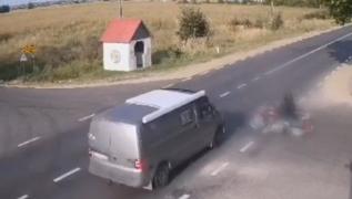 Accident teribil în Dâmboviţa: motociclist de 37 de ani, mort după ce a tăiat calea unei maşini. Victima, găsită la metri buni de locul impactului