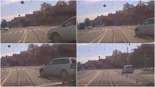 La un pas de nenorocire. Un taximetrist din Iași a evitat la milimetru impactul cu o altă mașină, după ce un șofer "a tăiat" linia continuă